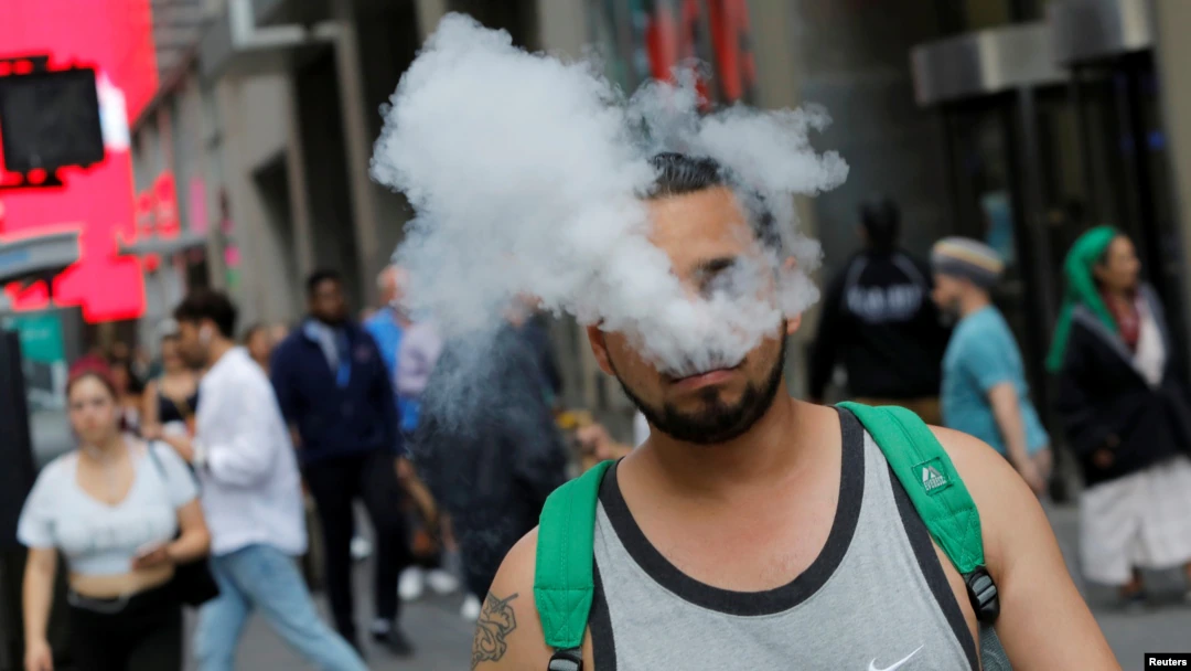 Dubai Hessa Street traffic, frustrated person bad vape, leaking vape Kandura - US Doctors